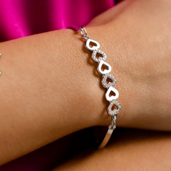 Beautiful Rhinestone Heart Bracelet - Picture 2 of 2